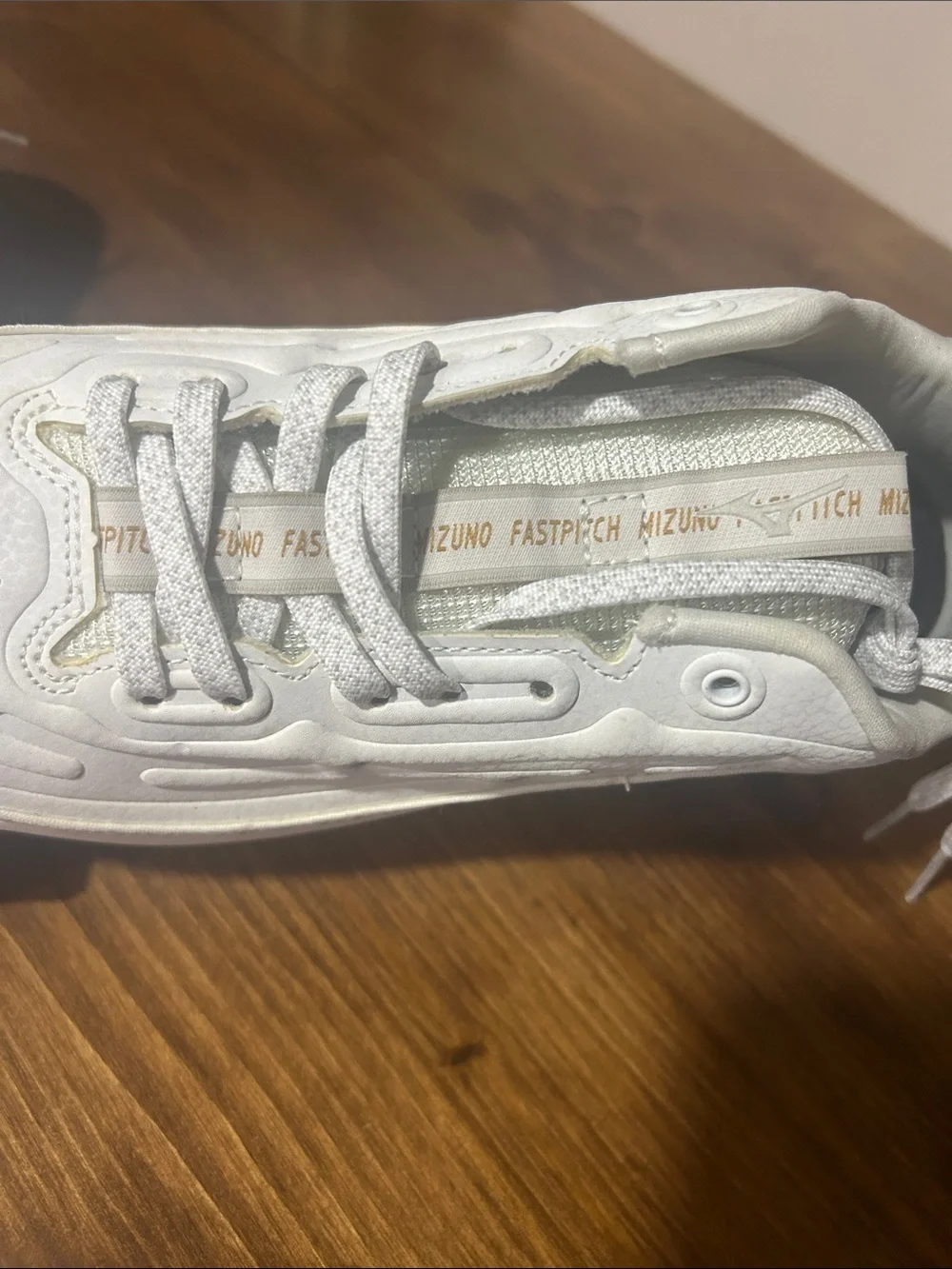 Mizuno 9-Spike Swift 8 softball metal cleats in white. NEW size 7.5